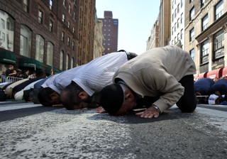 Bedende muslimer på gaden
