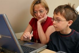 Voksen og barn ved en computer